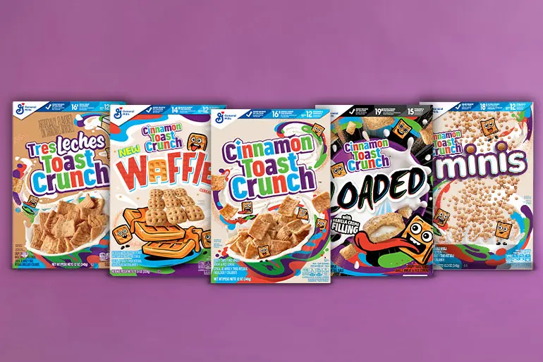 Agrupación dispuesta de cajas de cereales Cinnamon Toast Crunch sobre un fondo morado.